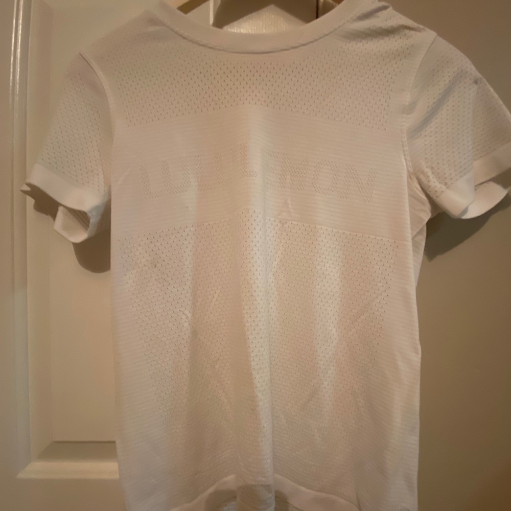 LULULEMON TEE